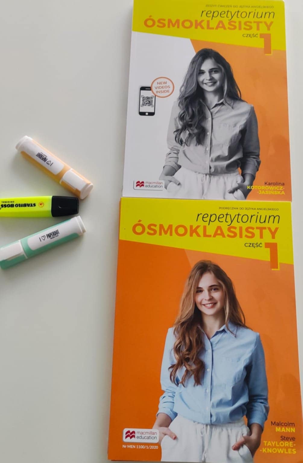 Książka repetytorium ósmoklasisty z języka angielskiego na biurku